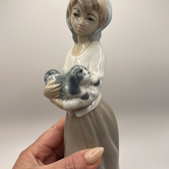 Vintage Cascade Young Girl Holding Dog Porcelain Figurine Made in Spain - Picture 6 of 8